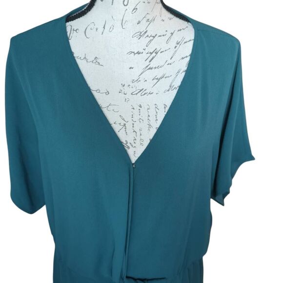 Vince Camuto Women's Size Large Green V-Neck Flounce Blouse - Picture 6 of 6